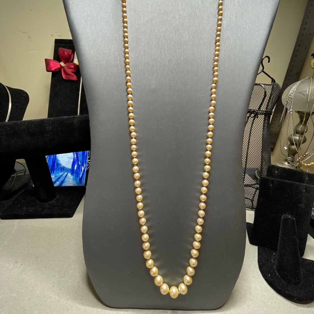 Monet Vintage Graduating Faux Mocha Pearls 28” Long Gold Tone Clasp Og Tag - Picture 2 of 6